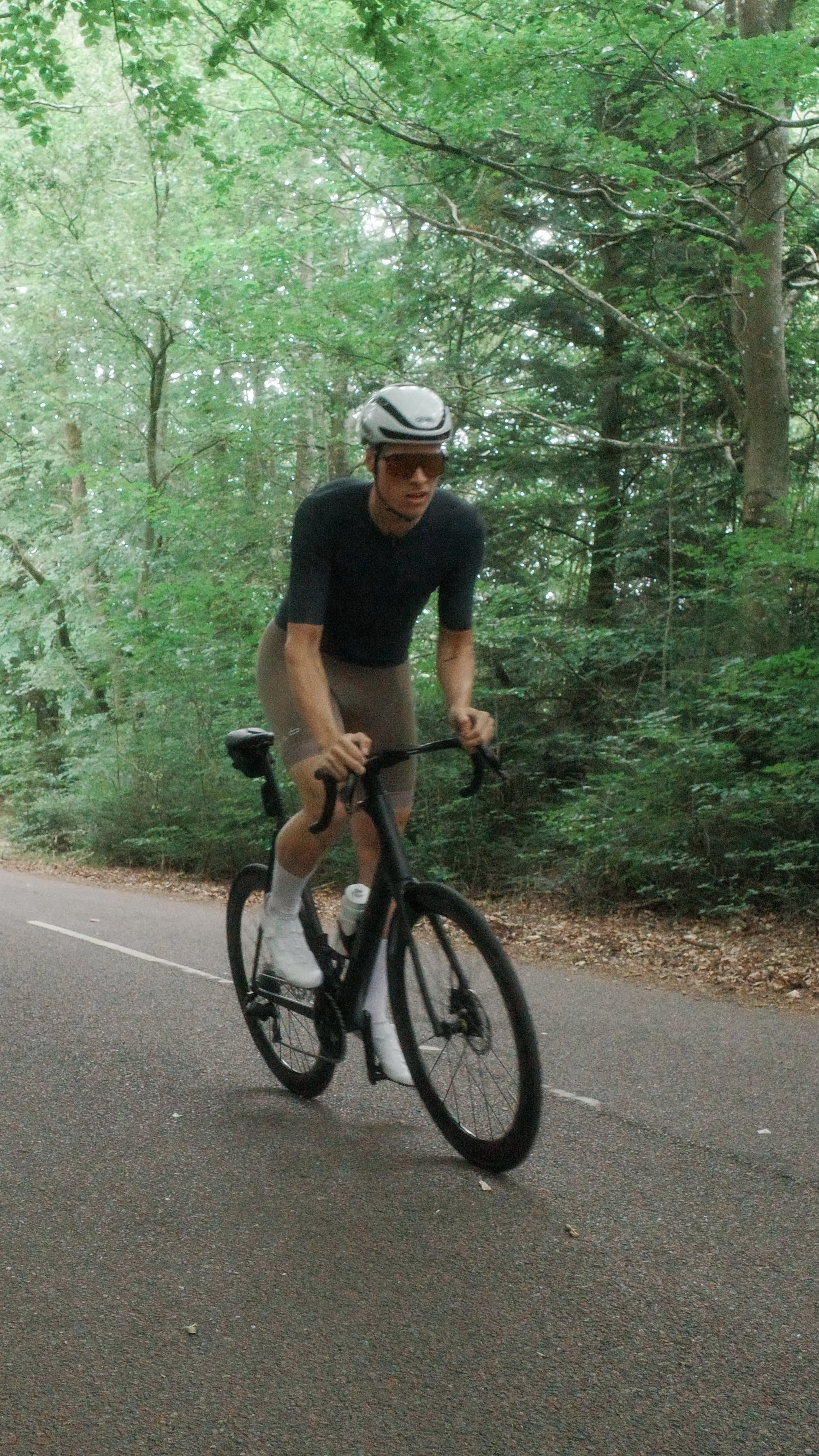 Cykelrytter fra TWO/TWENTYSIX kører op ad en skovvej